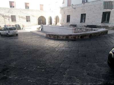 ...in altri casi occupano ampie piazze dove sono interamente monocolore